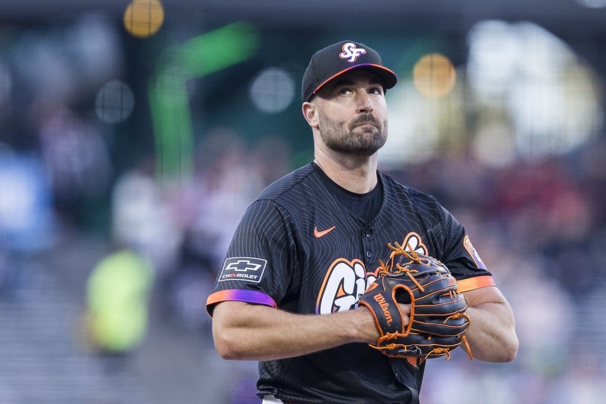 May 13, 2025; San Francisco, California, USA; San Francisco Giants starting pitcher Robbie Ray (38) prepares to throw against the Arizona Diamondbacks during the first inning at Oracle Park. Mandatory Credit: John Hefti-Imagn Images
