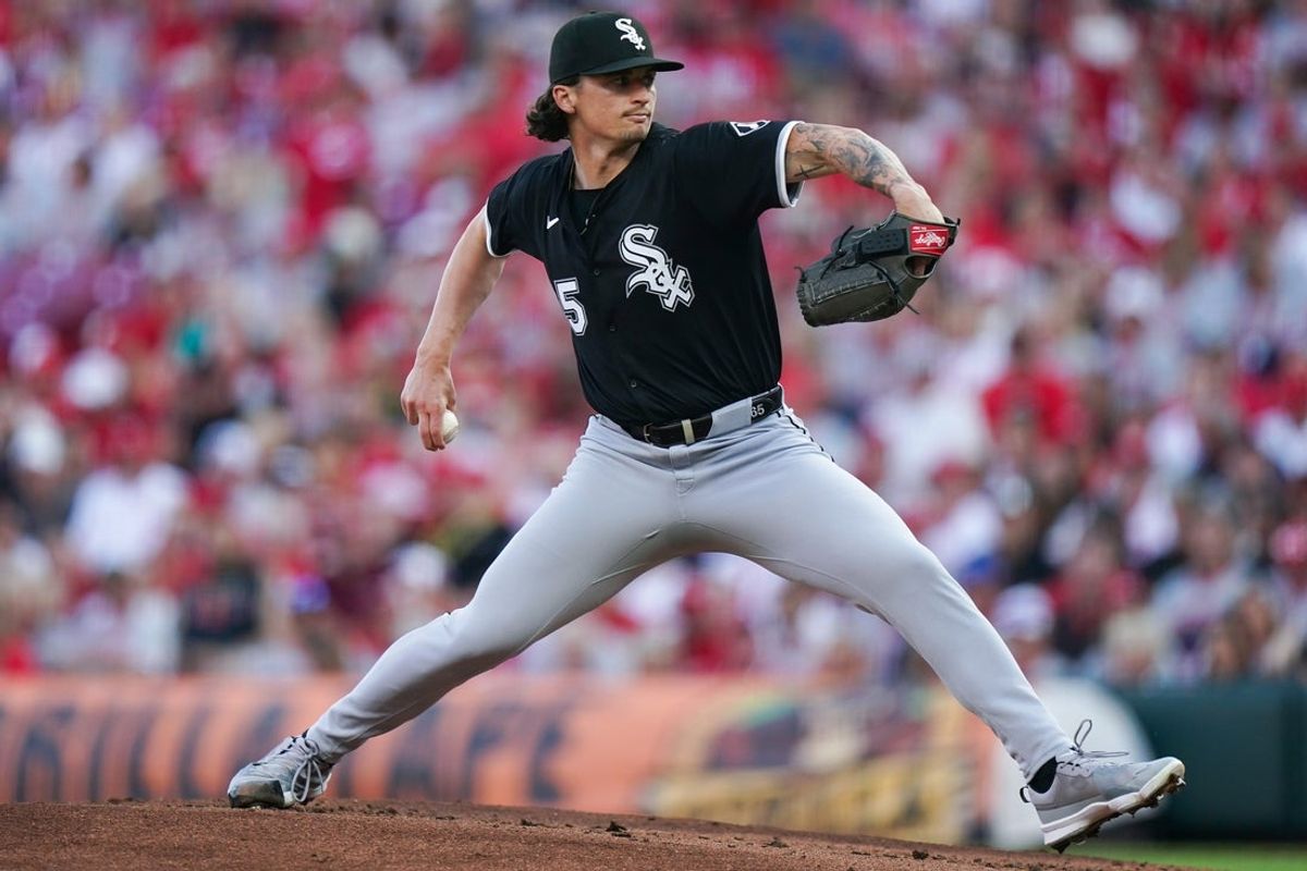 Chicago White Sox pitcher Davis Martin (65) shows a pitch in the first inning of the MLB interleague game between the Cincinnati Reds and Chicago White Sox, Wednesday, May 14, 2025, at Great American Ball Park in Downtown Cincinnati.
