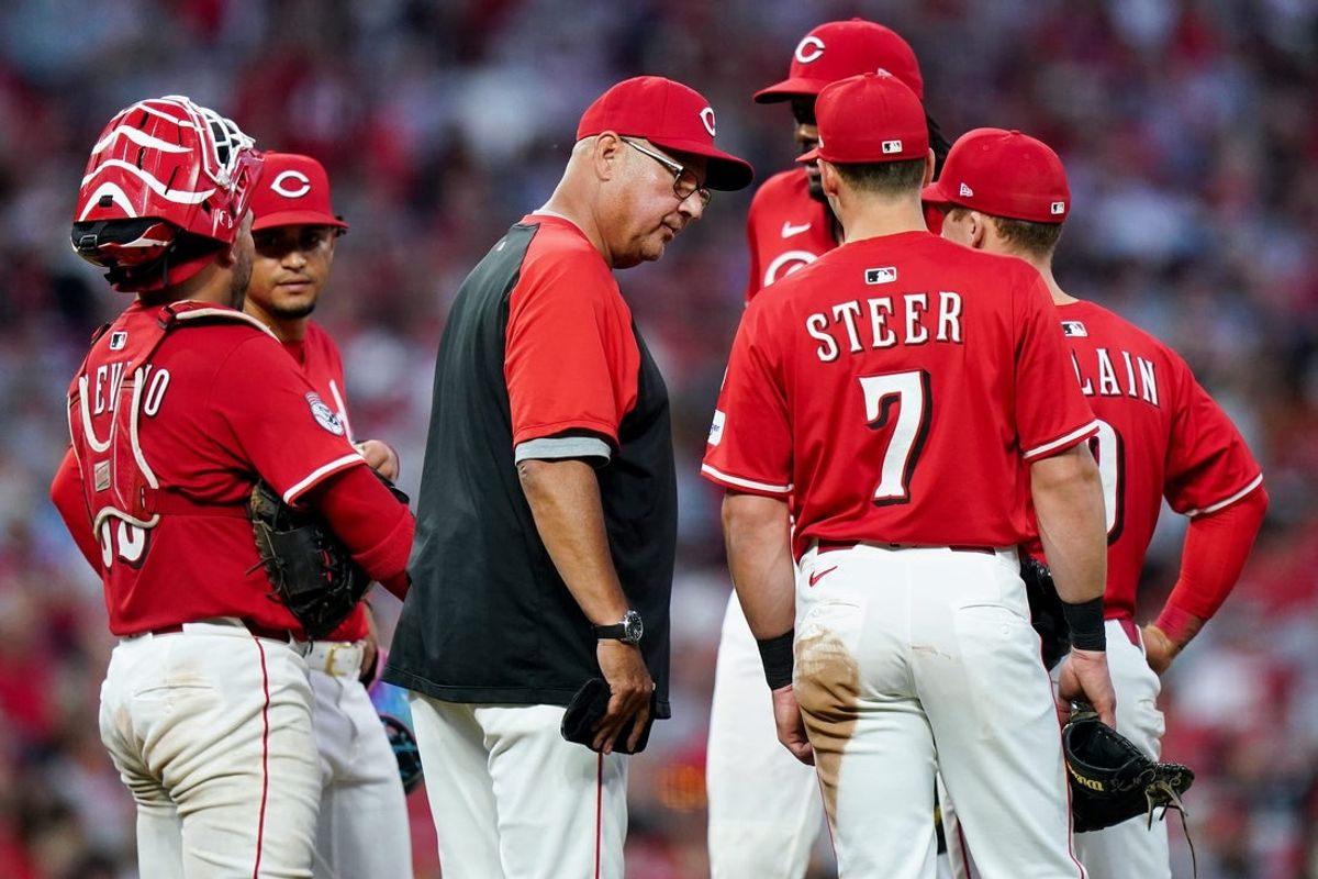 Cincinnati Reds manager Terry Francona (77) speaks with players at the pitchers mound in the sixth inning of the MLB interleague game between the Cincinnati Reds and Chicago White Sox, Wednesday, May 14, 2025, at Great American Ball Park in Downtown Cincinnati.