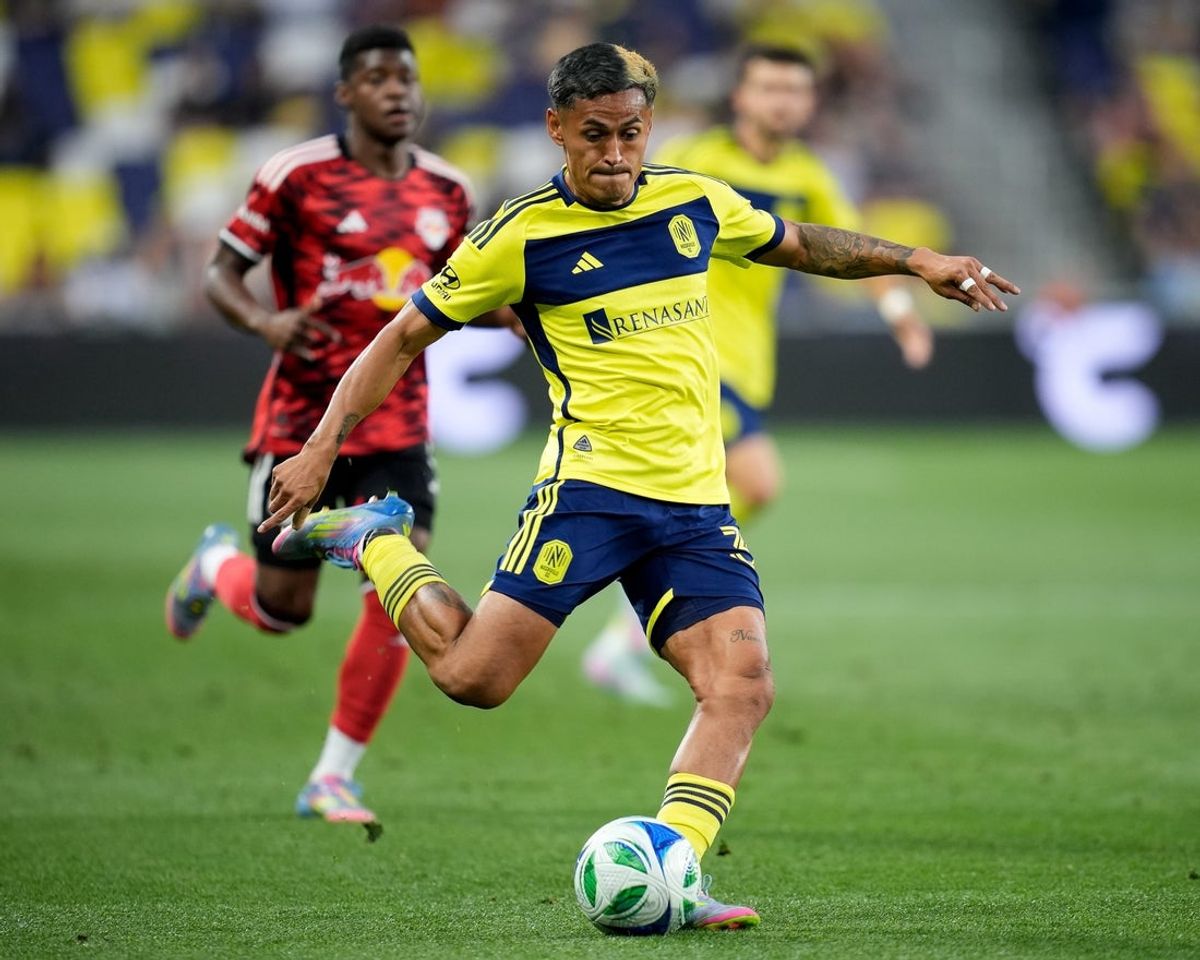 Nashville SC midfielder Andy Najar (31) passes the ball against the New York Red Bulls during the first half at Geodis Park in Nashville, Tenn., Wednesday, May 14, 2025.