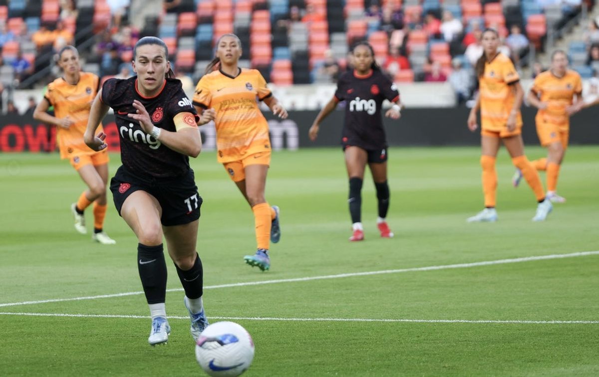 May 16, 2025; Houston, Texas, USA; Portland Thorns FC midfielder Sam Coffey (17) chases a loose ball against the Houston Dash in the first half at Shell Energy Stadium. Mandatory Credit: Thomas Shea-Imagn Images