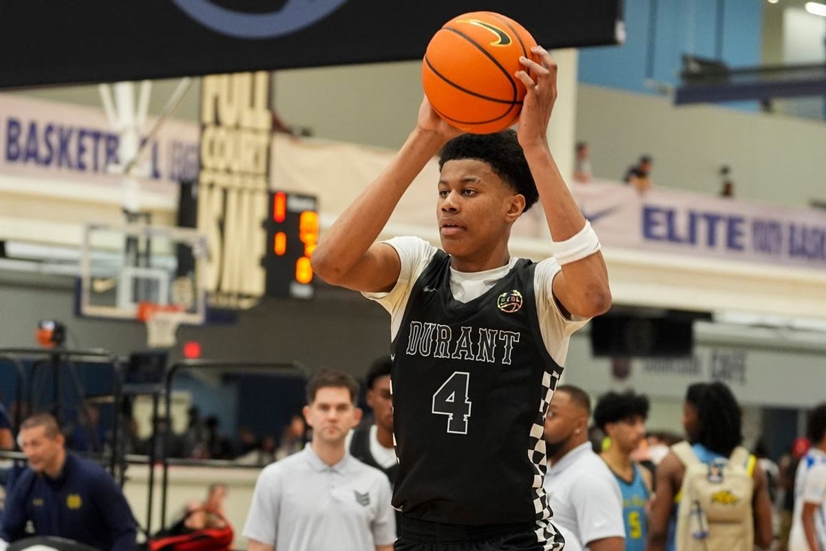 Team Durant’s Babatunde Oladotun (4) looks to pass the ball during a game at Nike EYBL at the Memphis Sports & Events Center on Saturday, May 17, 2025.