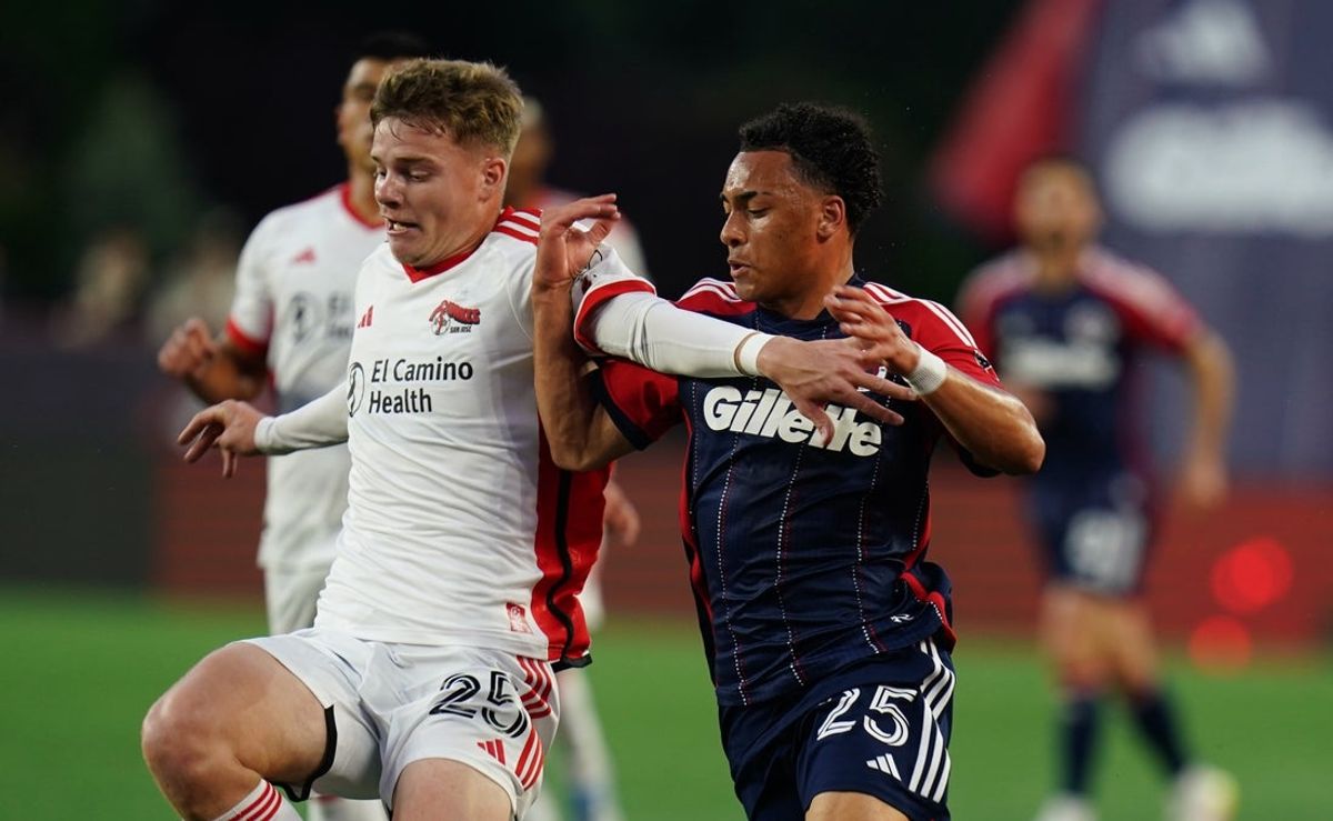 May 17, 2025; Foxborough, Massachusetts, USA; San Jose Earthquakes defender Max Floriani (25) defends against New England Revolution defender Peyton Miller (25) in the first half at Gillette Stadium. Mandatory Credit: David Butler II-Imagn Images