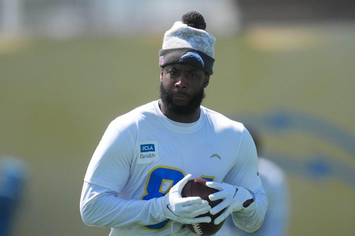 May 20, 2025; El Segundo, CA, USA; Los Angeles Chargers receiver Mike Williams (81) controls the ball during offseason workouts at The Bolt. Mandatory Credit: Kirby Lee-Imagn Images