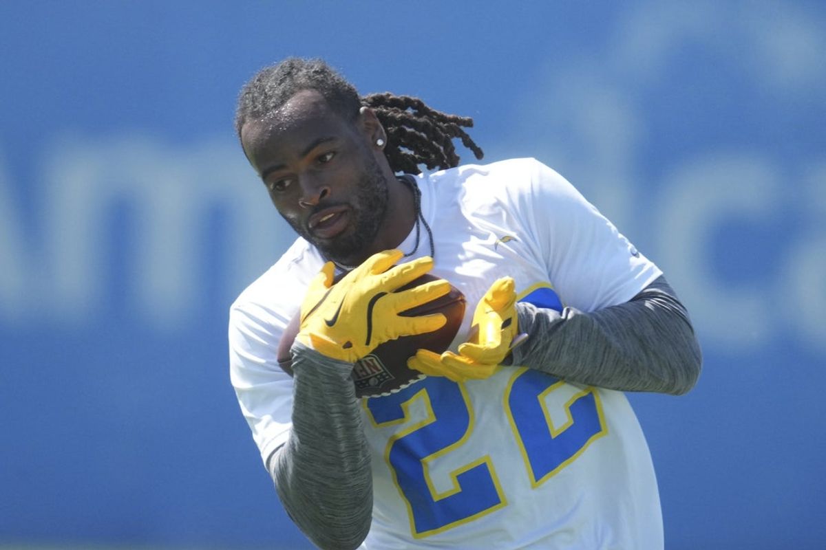 May 20, 2025; El Segundo, CA, USA; Los Angeles Chargers running back Najee Harris (22) catches the ball during offseason workouts at The Bolt. Mandatory Credit: Kirby Lee-Imagn Images