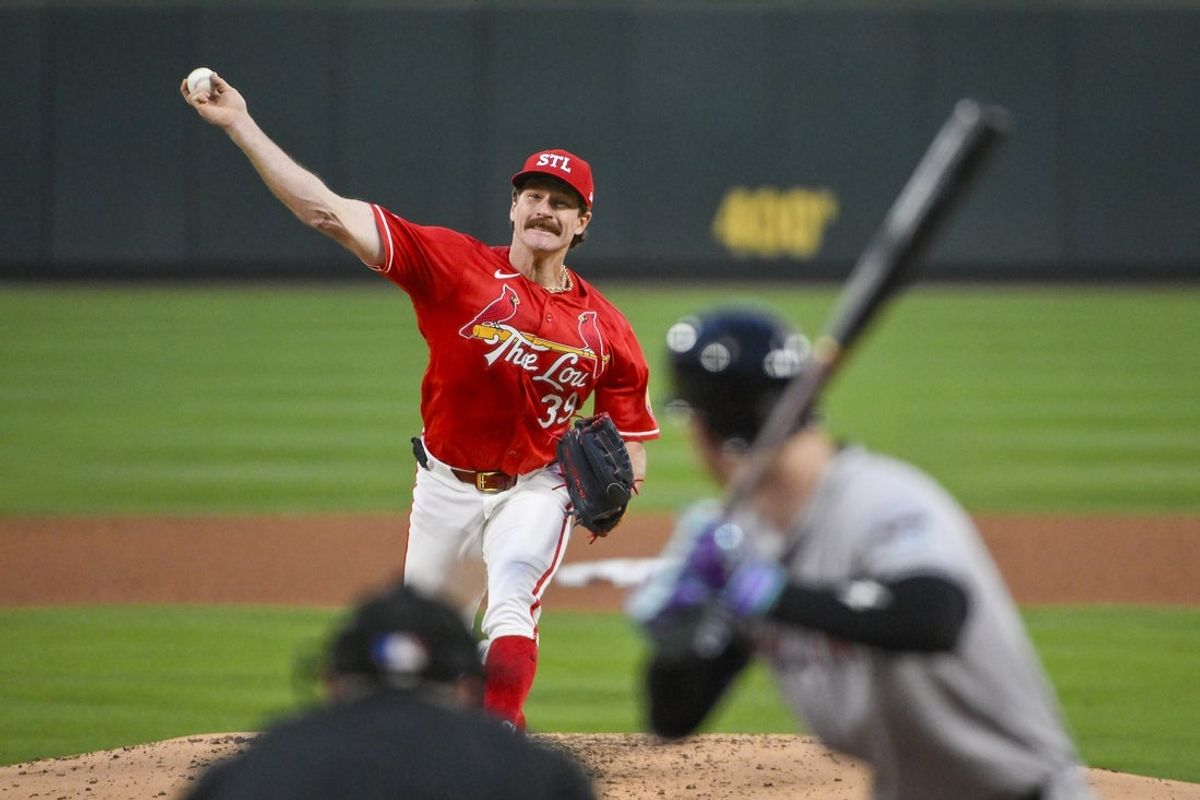 May 23, 2025; St. Louis, Missouri, USA;  St. Louis Cardinals starting pitcher Miles Mikolas (39) pitches against Arizona Diamondbacks designated hitter Pavin Smith (26) during the fourth inning at Busch Stadium. Mandatory Credit: Jeff Curry-Imagn Images