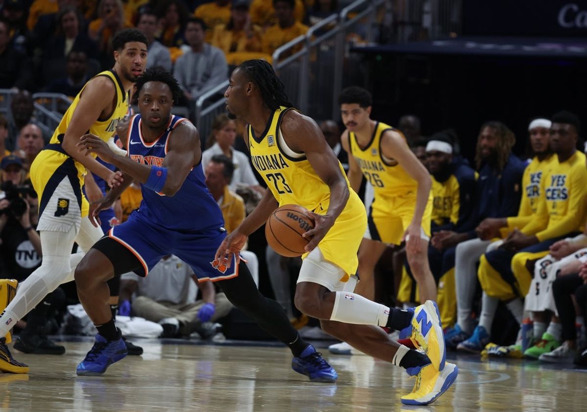 May 25, 2025; Indianapolis, Indiana, USA; Indiana Pacers forward Aaron Nesmith (23) dribbles downcourt past New York Knicks forward OG Anunoby (8) during the second quarter of game three of the eastern conference finals for the 2025 NBA Playoffs at Gainbridge Fieldhouse. Mandatory Credit: Trevor Ruszkowski-Imagn Images