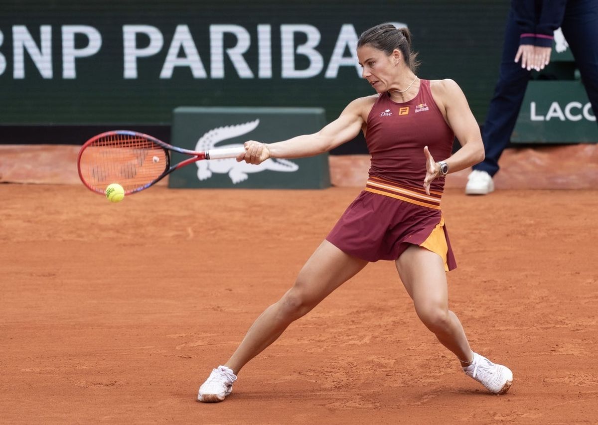 May 26, 2025; Paris, FR; Emma Navarro of the United States returns a shot during her match against Jessica Bouzas Maneiro of Spain on day two at Roland Garros Stadium. Mandatory Credit: Susan Mullane-Imagn Images