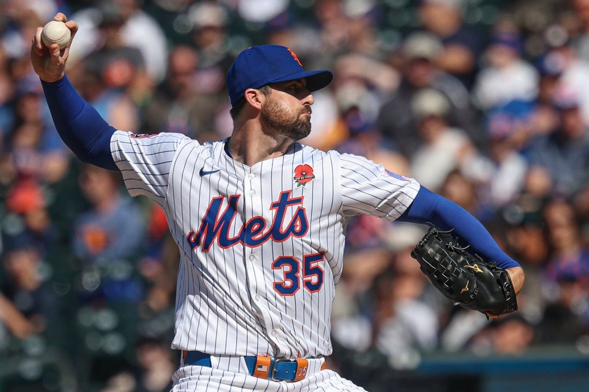 May 26, 2025; New York City, New York, USA; New York Mets starting pitcher Clay Holmes (35) delivers a pitch during the first inning against the Chicago White Sox at Citi Field. Mandatory Credit: Vincent Carchietta-Imagn Images