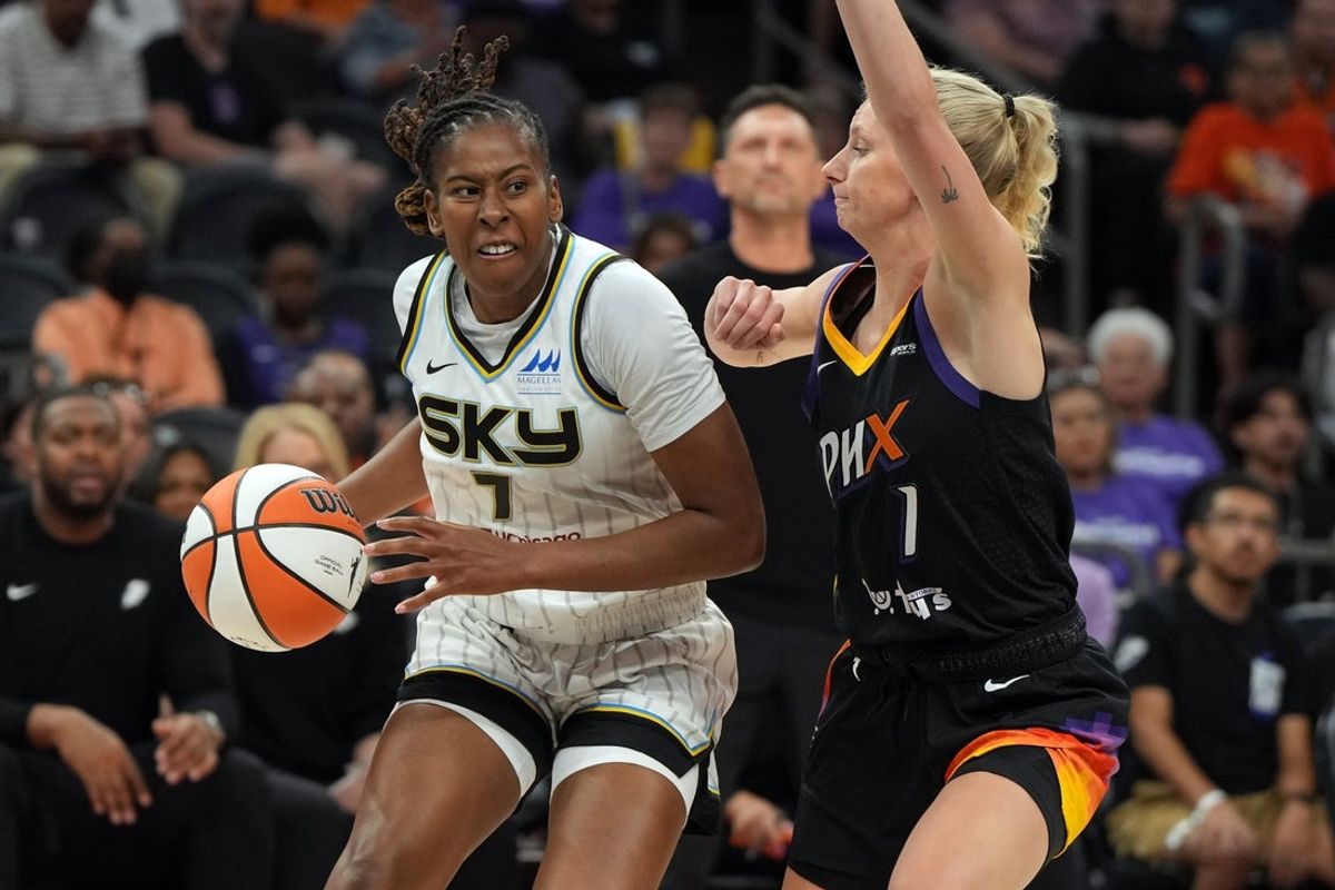 May 27, 2025; Phoenix, Arizona, USA; Chicago Sky guard Ariel Atkins (7) drives on Phoenix Mercury guard Lexi Held (1) in the first half at Footprint Center. Mandatory Credit: Rick Scuteri-Imagn Images