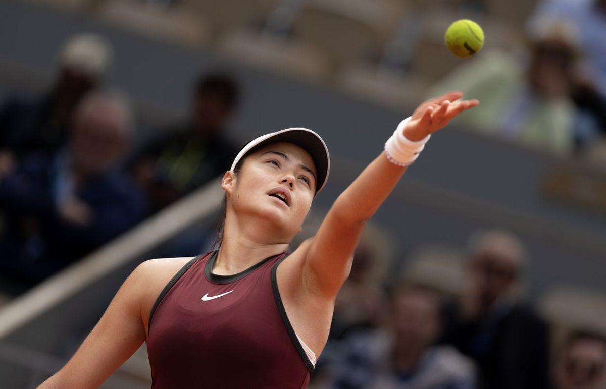 May 28, 2025; Paris, FR; Emma Raducanu of Great Britain tosses the ball to serve during her match against Iga Swiatek of Poland on day four at Roland Garros Stadium.  Mandatory Credit: Susan Mullane-Imagn Images