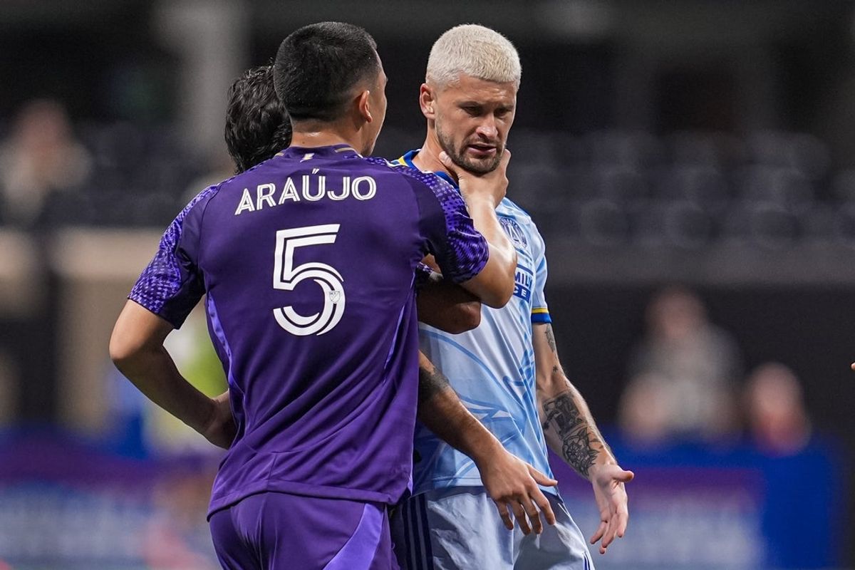 May 28, 2025; Atlanta, Georgia, USA; Orlando City midfielder Cesar Araujo (5) grabs the throat of Atlanta United midfielder Mateusz Klich (43) causing a red card to be issued against him during the second half at Mercedes-Benz Stadium. Mandatory Credit: Dale Zanine-Imagn Images