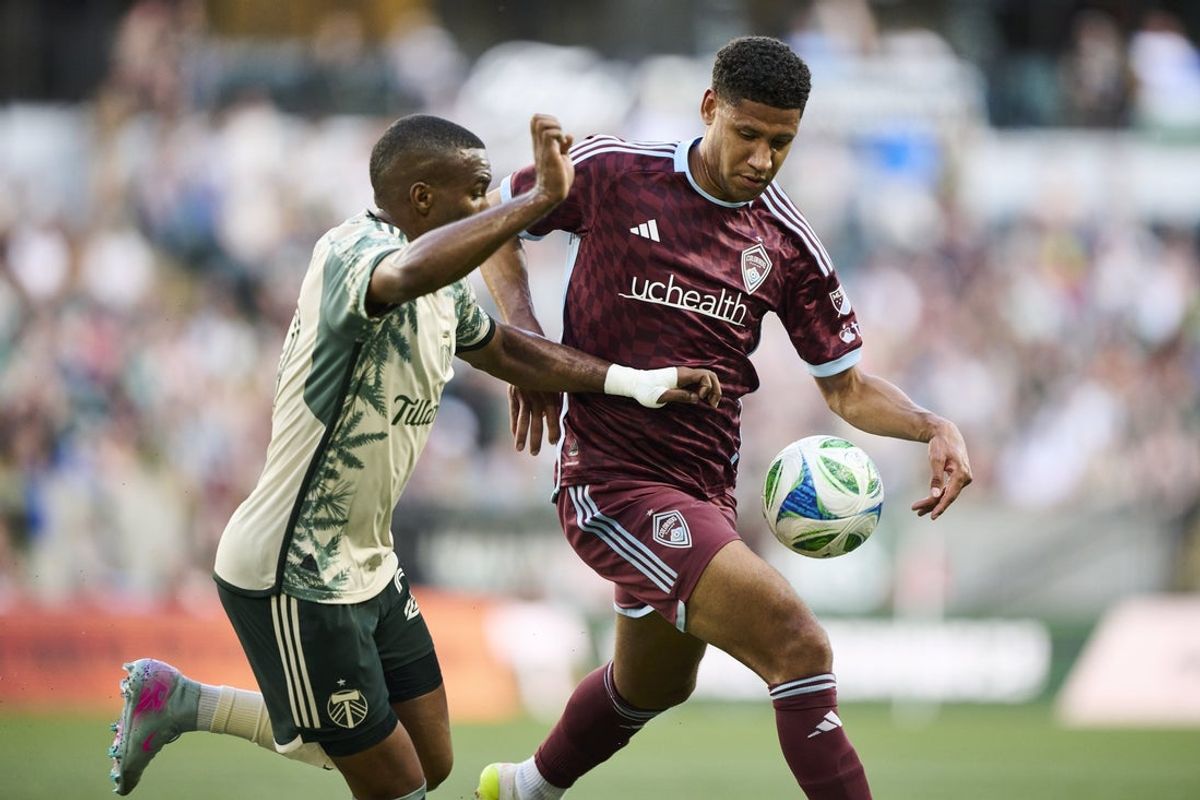 28 de maio de 2025; Portland, Oregon, EUA; O zagueiro do Colorado Rapids, Ian Murphy (19), controla a bola durante o primeiro tempo contra o meio-campista do Portland Timbers, Jimer Fory (27), em Providence Park. Crédito obrigatório: Troy Wayrynen-Imagn Images
