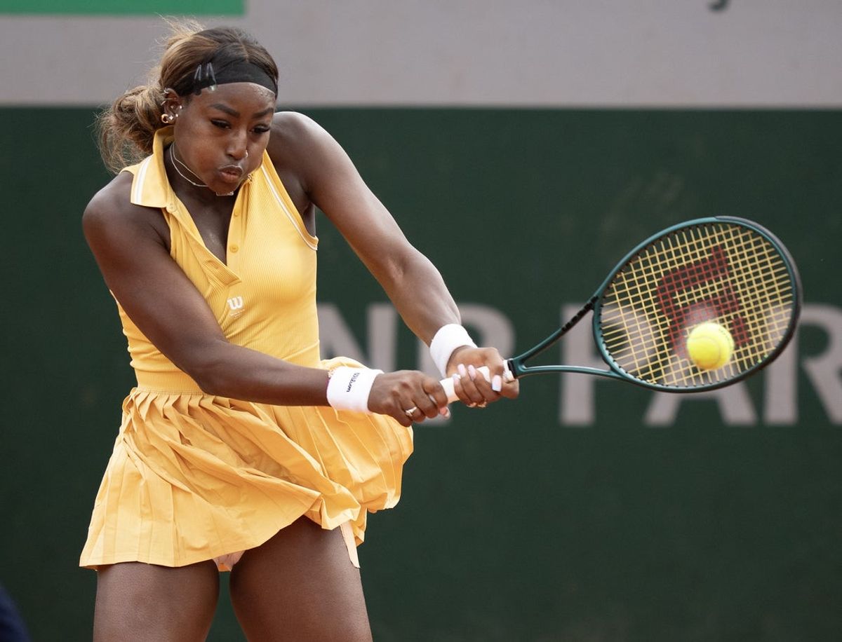 May 29, 2025; Paris, FR; Elsa Alycia Parks of the United States returns a shot during her match against Elsa Jacquemot of France on day five at Roland Garros Stadium.  Mandatory Credit: Susan Mullane-Imagn Images