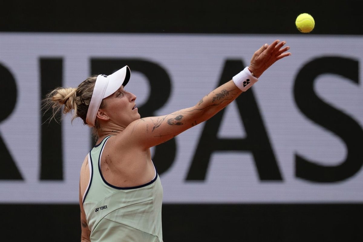 May 31, 2025; Paris, FR; Marketa Vondrousova of the Czech Republic tosses the ball to serve during her match against Jessica Pegula of the United States on day seven at Roland Garros Stadium.  Mandatory Credit: Susan Mullane-Imagn Images