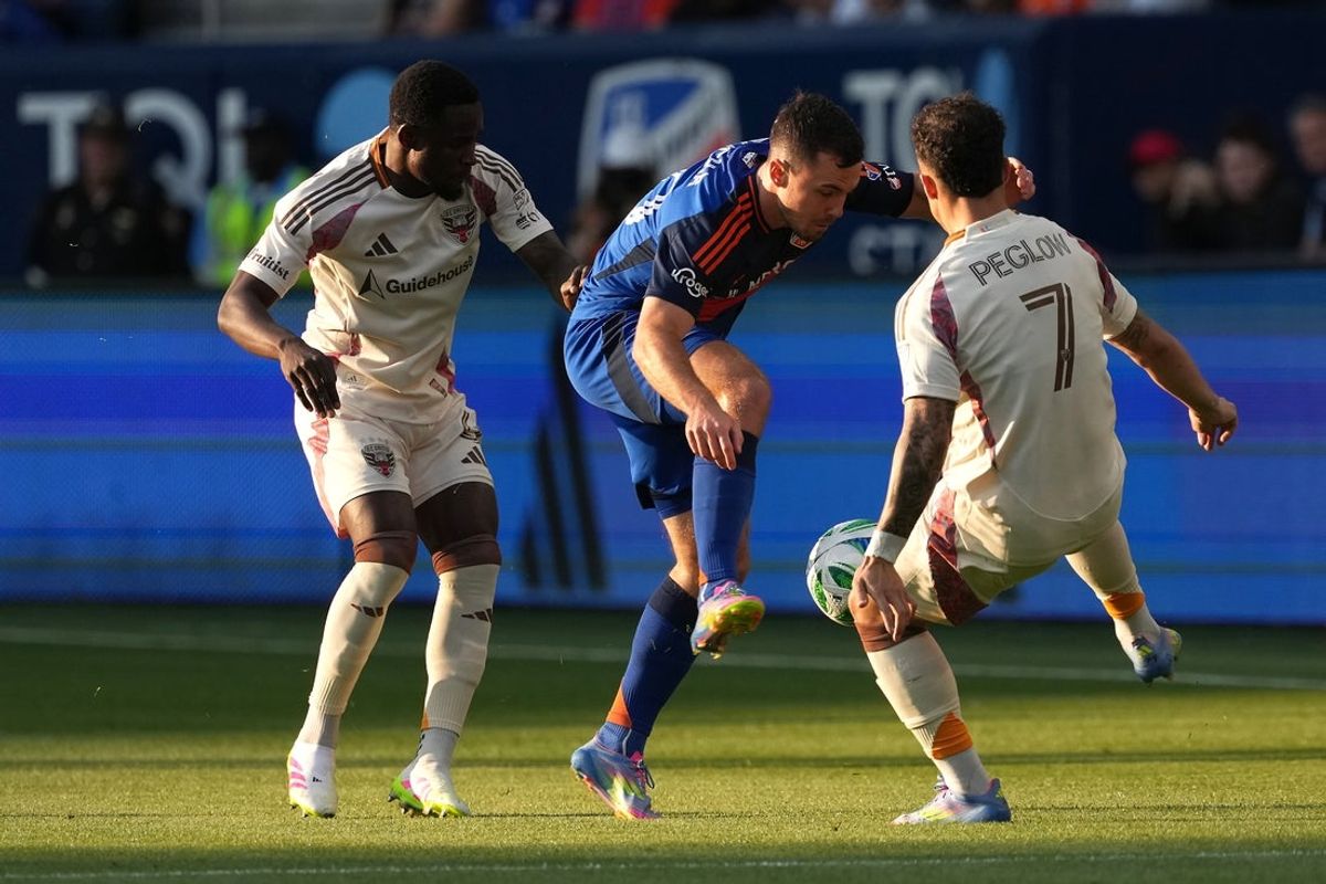 May 31, 2025; Cincinnati, Ohio, USA; FC Cincinnati midfielder Pavel Bucha (20), center, competes for possession against D.C. United forward Joao Peglow (7), right, during the first half at TQL Stadium. Mandatory Credit: Kareem Elgazzar-Imagn Images