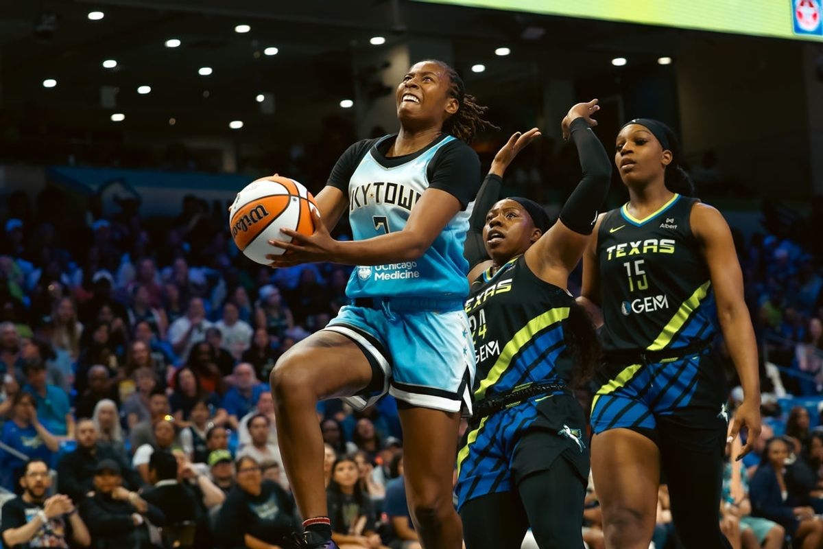 May 31, 2025; Arlington, Texas, USA;  Chicago Sky guard Ariel Atkins (7) scores a layup ahead of Dallas Wings guard Arike Ogunbowale (24) during the first half at College Park Center. Mandatory Credit: Chris Jones-Imagn Images
