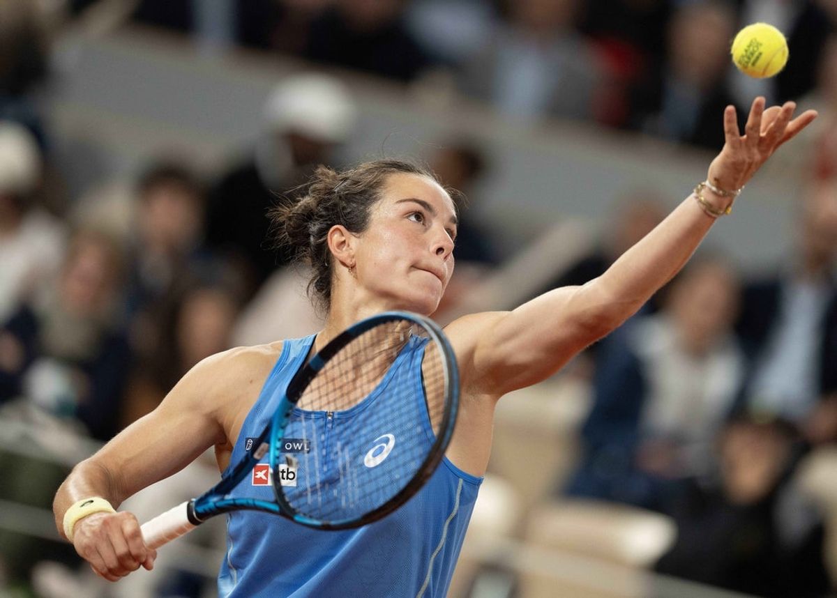 Jun 4, 2025; Paris, FR; Lois Boisson of France tosses the ball to serve during her match against Mirra Andreeva on day 11 at Roland Garros Stadium.  Mandatory Credit: Susan Mullane-Imagn Images