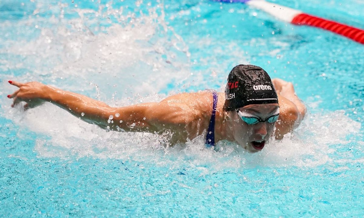 5 de junho de 2025; Indianápolis, Indiana, ESTADOS UNIDOS; Gretchen Walsh nada nos 100 metros borboleta feminino no Campeonato Nacional de natação da Toyota, no Indiana University Natatorium. Crédito obrigatório: Robert Goddin-Imagn Images