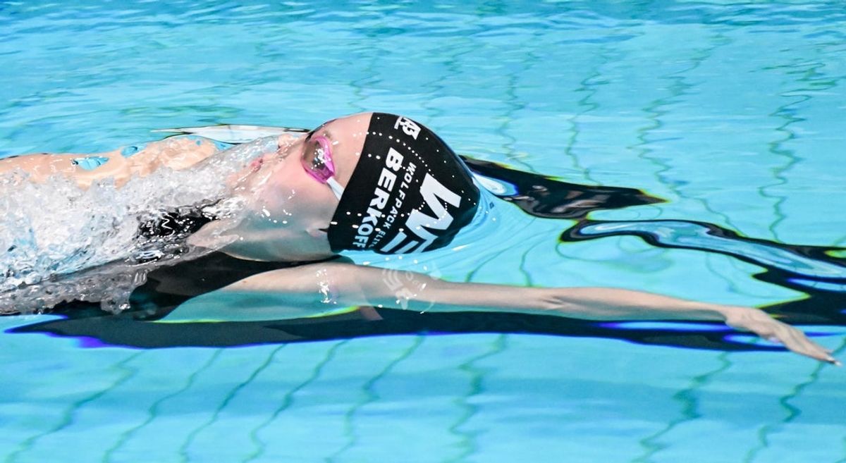Jun 5, 2025; Indianapolis, Indiana, UNITED STATES; Katharine Berkoff swims in the women’s 50 meter backstroke at the Toyota National Championships swimming meet at Indiana University Natatorium. Mandatory Credit: Robert Goddin-Imagn Images