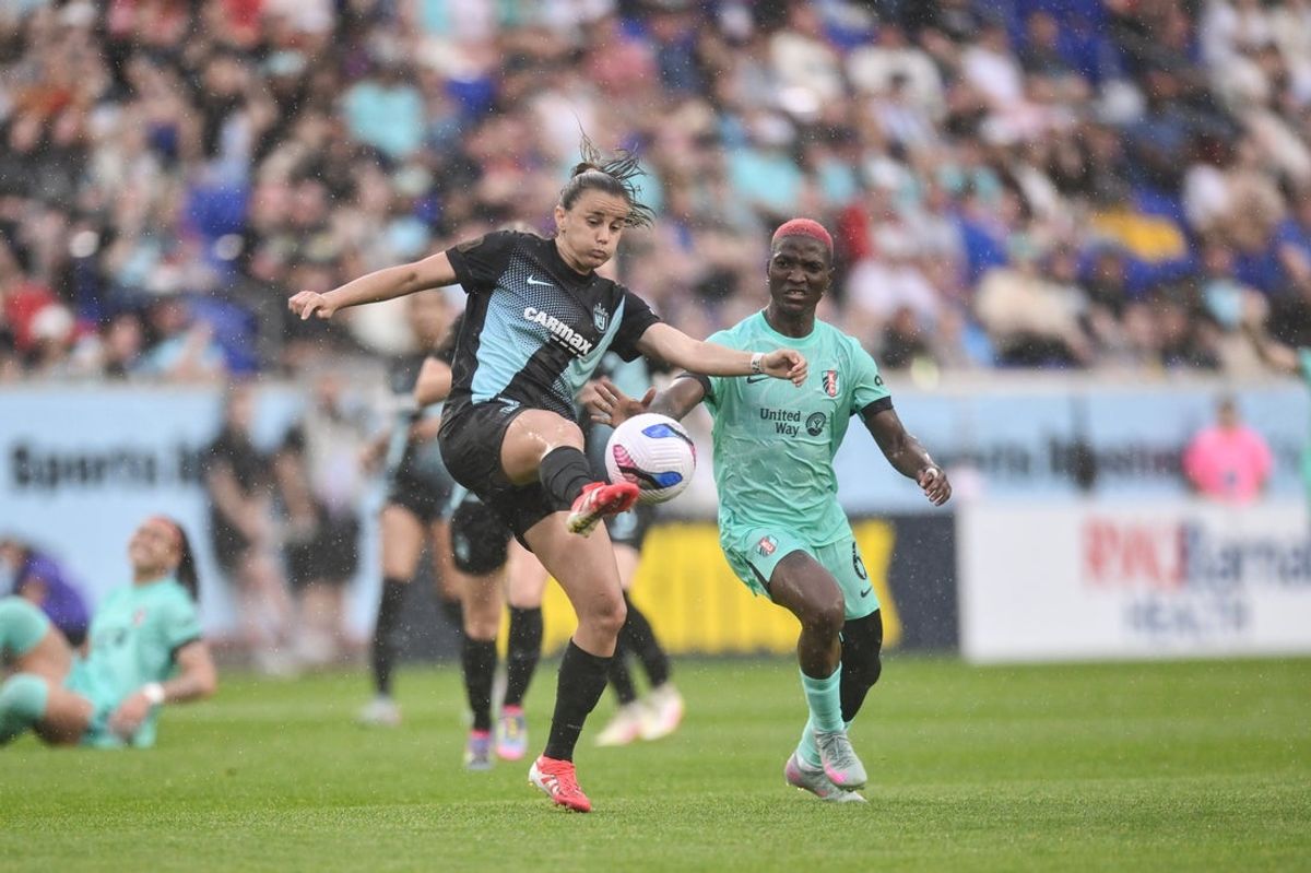 Jun 7, 2025; Harrison, New Jersey, USA; NJ/NY Gotham FC midfielder Nealy Martin (14) controls the ball as Kansas City Current forward Temwa Chawinga (6) defends during the first half at Sports Illustrated Stadium. Mandatory Credit: John Jones-Imagn Images
