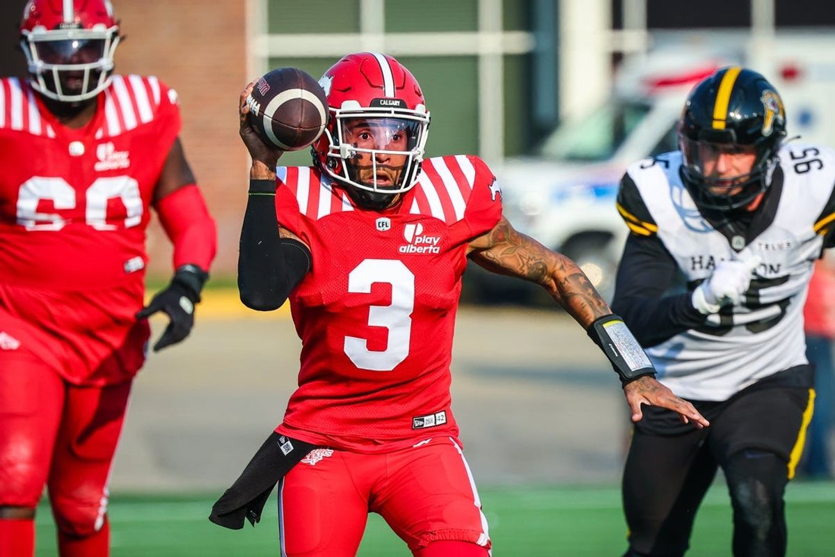 7 de junho de 2025; Calgary, Alberta, Canadá; O quarterback do Calgary Stampeders, Vernon Adams Jr (3), tenta passar contra o Hamilton Tiger-Cats durante o segundo tempo no McMahon Stadium. Crédito obrigatório: Sergei Belski-Imagn Images