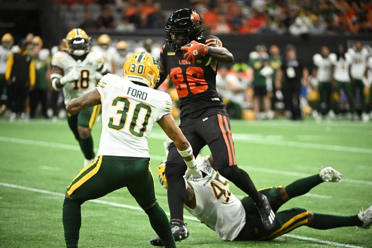 7 de junio de 2025; Vancouver, Columbia Británica, Canadá; El receptor abierto de BC Lions, Jevon Cottoy (86), corre el balón contra el apoyador de Edmonton Elks, Nyles Morgan (45) y el defensor defensivo Tyrell Ford (30), en la segunda mitad del BC Build of Home Stadium. Crédito necesario: Anne-Marie Sorvin-Imagn Pictures