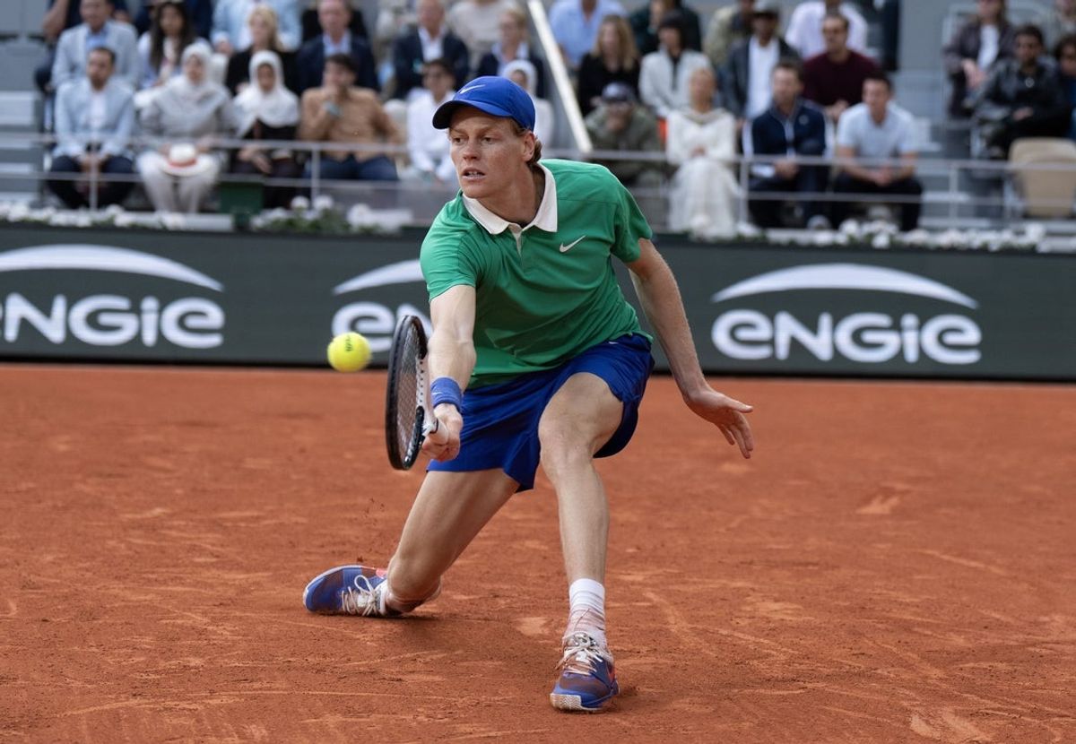 Jun 8, 2025; Paris, FR; Jannik Sinner of Italy returns a shot during the men’s singles final against Carlos Alcaraz of Spain on day 15 at Roland Garros Stadium. Mandatory Credit: Susan Mullane-Imagn Images