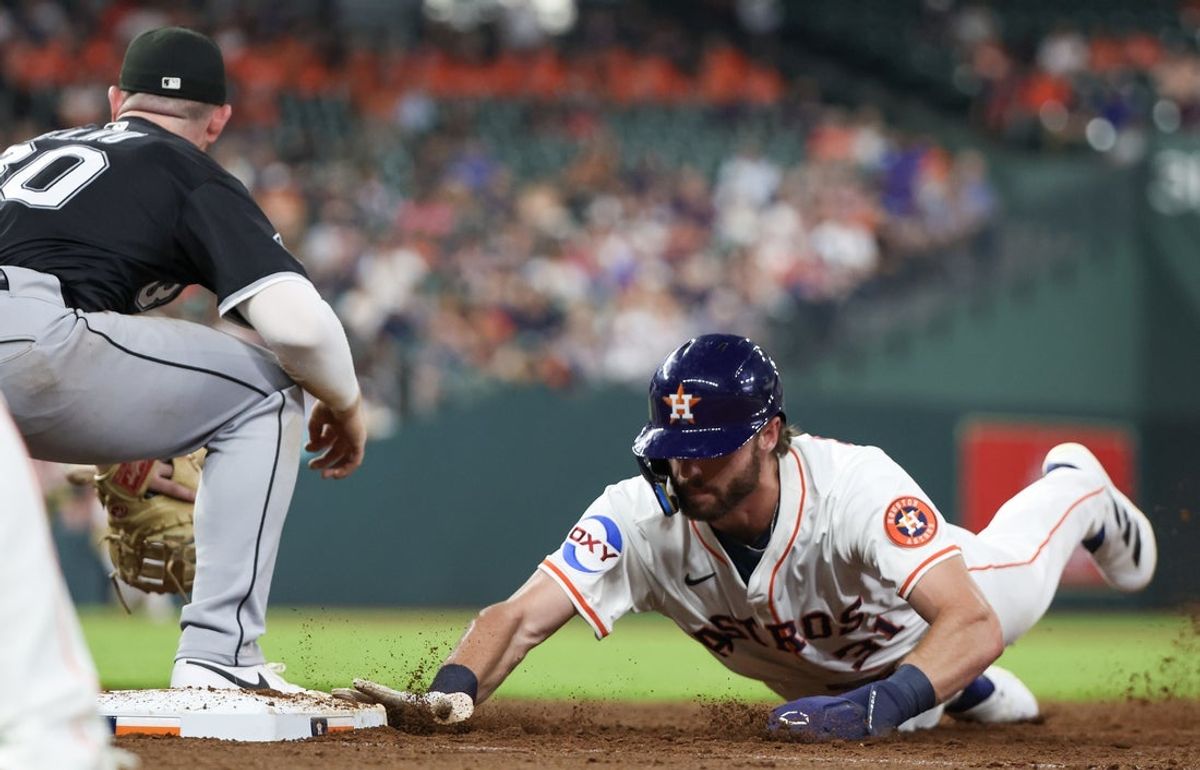 Jun 10, 2025; Houston, Texas, USA;Houston Astros left fielder Jacob Melton (31) dives back to first base as Chicago White Sox first baseman Timothy Elko (30) awaits the ball in the fifth inning at Daikin Park. Mandatory Credit: Thomas Shea-Imagn Images
