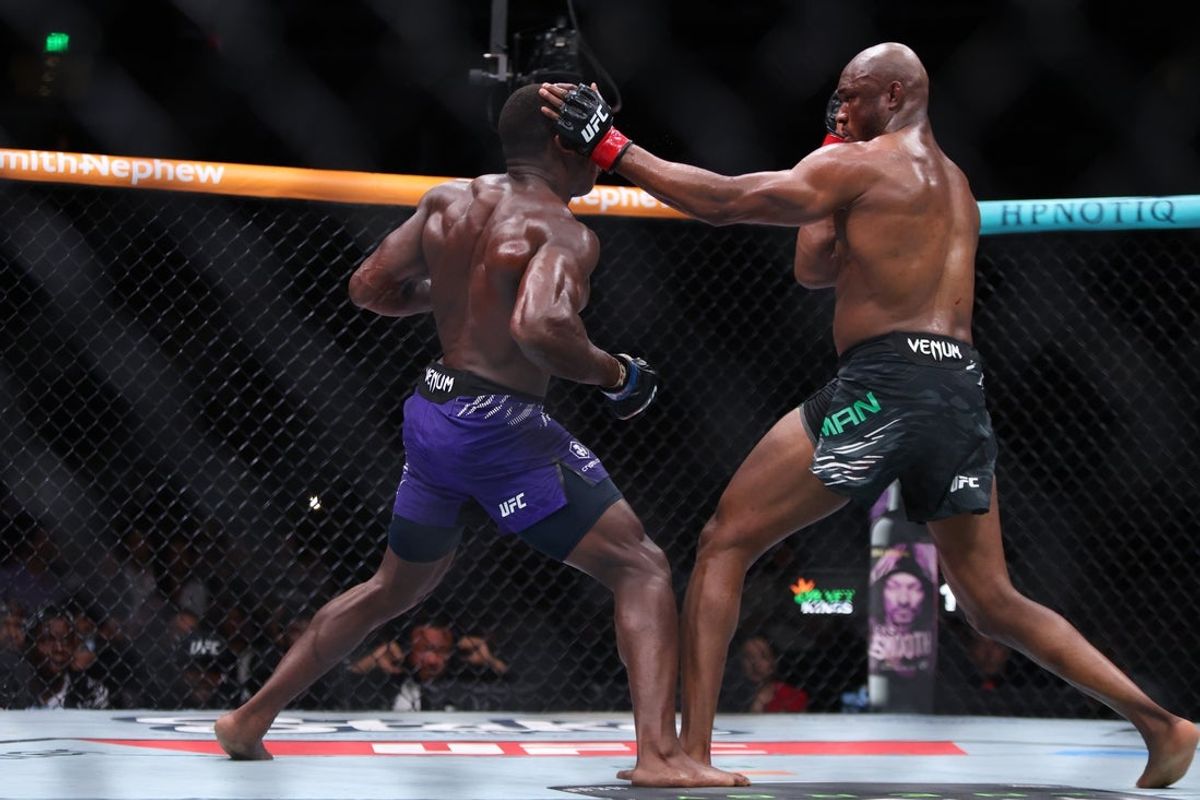 Jun 14, 2025; Atlanta, Georgia, UNITED STATES; Kamaru Usman (red gloves) fights Joaquin Buckley (blue gloves) during UFC Fight Night at State Farm Arena. Mandatory Credit: Brett Davis-Imagn Images