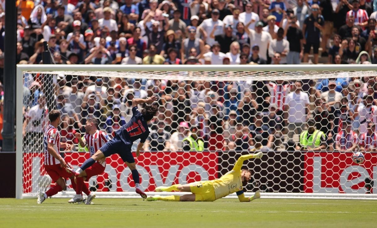 [Subscription Customers Only] Jun 15, 2025; Pasadena, California, USA; Paris Saint-Germain midfielder Vitinha (17) scores their second goal past Atletico Madrid goalkeeper Jan Oblak (13) during a group stage match of the 2025 FIFA Club World Cup at Rose Bowl Stadium. Mandatory Credit: Daniel Cole-Reuters via Imagn Images