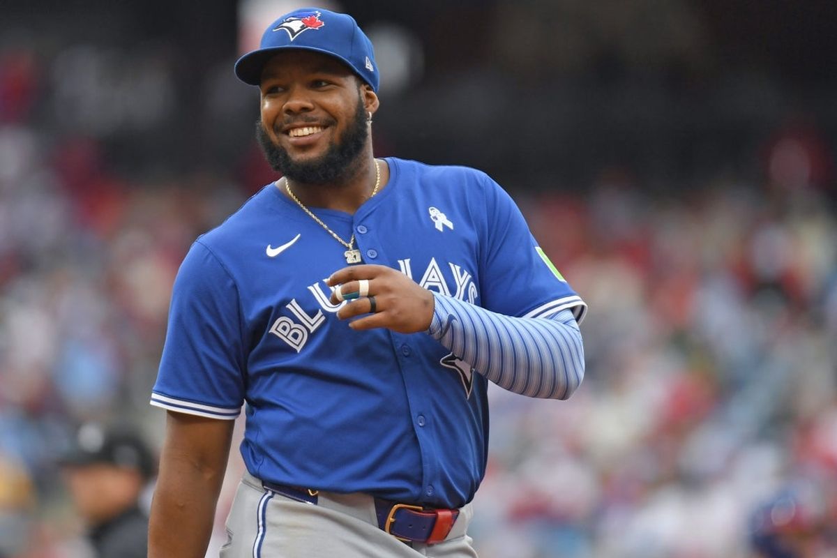 Jun 15, 2025; Philadelphia, Pennsylvania, USA;Toronto Blue Jays first base Vladimir Guerrero Jr. (27) during game against the Philadelphia Phillies at Citizens Bank Park. Mandatory Credit: Eric Hartline-Imagn Images