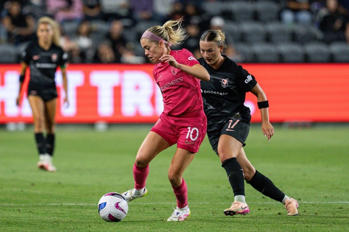 Jun 14, 2025; Los Angeles, California, USA; NC Courage midfielder Denise O'Sullivan (10) controls the ball against Angel City FC midfielder Kennedy Fuller (17) at BMO Stadium. Mandatory Credit: Jon Endow-Imagn Images