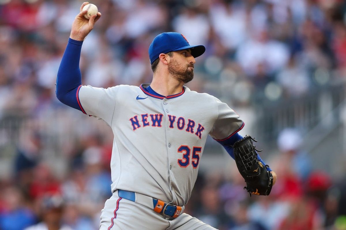 Jun 19, 2025; Atlanta, Georgia, USA; New York Mets starting pitcher Clay Holmes (35) throws against the Atlanta Braves in the first inning at Truist Park. Mandatory Credit: Brett Davis-Imagn Images