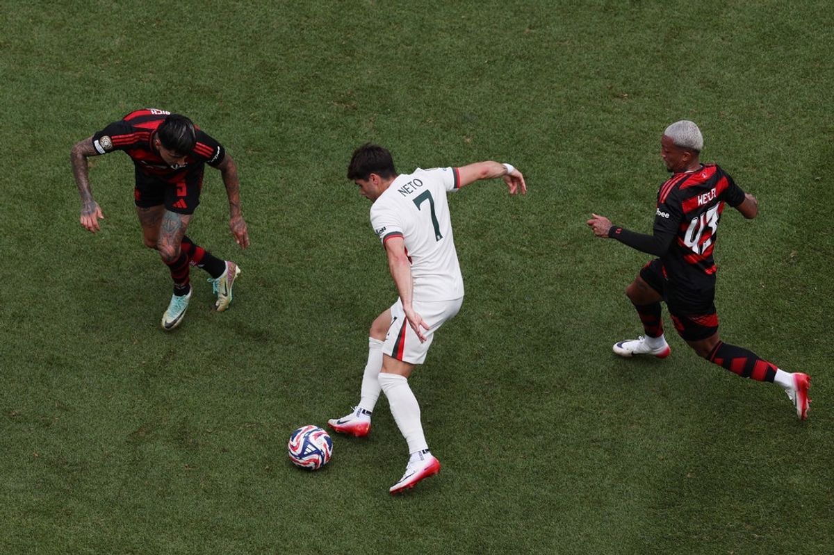 [Subscription Customers Only] Jun 20, 2025; Philadelphia, Pennsylvania, USA; Chelsea FC forward Pedro Neto (7) in action with CR Flamengo midfielder Erick Pulgar (5) and defender Wesley (43) during a group stage match of the 2025 FIFA Club World Cup at Lincoln Financial Field. Mandatory Credit: Evelyn Hockstein-Reuters via Imagn Images