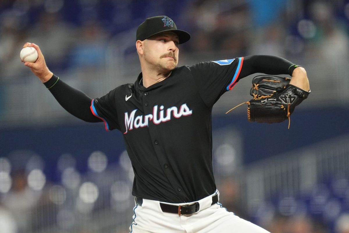 Jun 20, 2025; Miami, Florida, USA;  Miami Marlins pitcher Janson Junk (26) pitches against the Atlanta Braves in the first inning at loanDepot Park. Mandatory Credit: Jim Rassol-Imagn Images