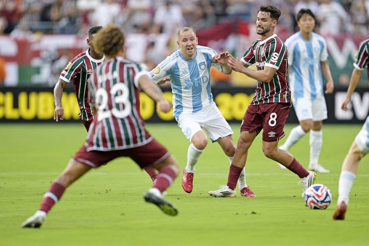 Jun 21, 2025; East Rutherford, New Jersey, USA; Ulsan HD midfielder Darijan Bojanic (6) and Fluminense FC midfielder Martinelli (8) battle for the ball during the first half during a group stage match of the 2025 FIFA Club World Cup at MetLife Stadium. Mandatory Credit: Mark Smith-Imagn Images
