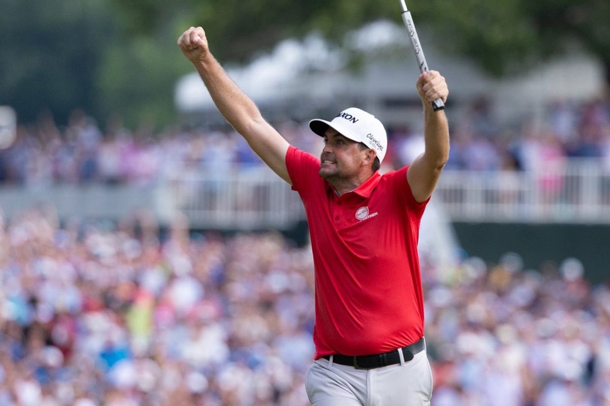 22 de junho de 2025; Cromwell, Connecticut, EUA; Keegan Bradley reage após um birdie putt no buraco 18 para vencer o torneio de golfe Travellers Championship. Crédito obrigatório: Bill Streicher-Imagn Images