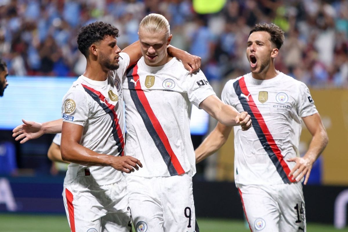 Jun 22, 2025; Atlanta, Georgia, USA; Manchester City forward Erling Haaland (9) celebrates with teamamtes after his goal against Al Ain FC in the first half during a group stage match of the 2025 FIFA Club World Cup at Mercedes-Benz Stadium. Mandatory Credit: Brett Davis-Imagn Images
