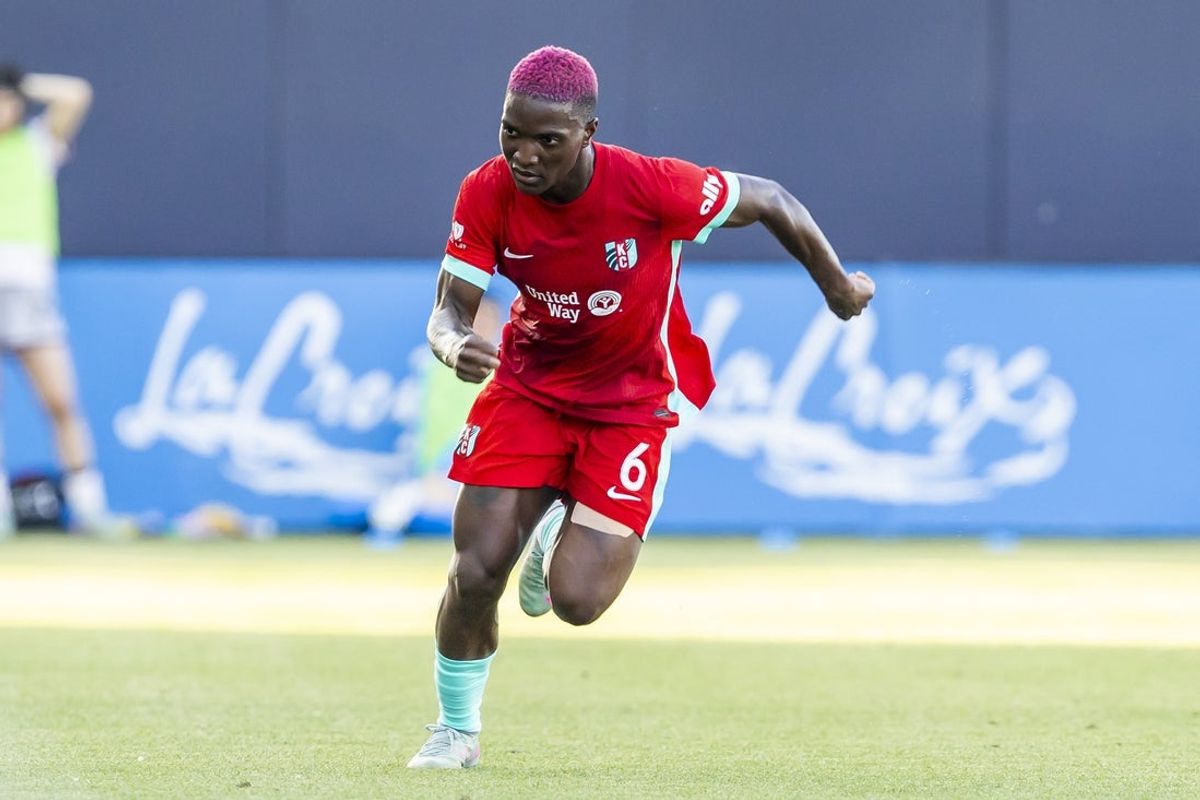 Jun 20, 2025; Kansas City, Missouri, USA; Kansas City Current forward Temwa Chawinga (6) runs up the field at CPKC Stadium. Mandatory Credit: Nick Tre. Smith-Imagn Images
