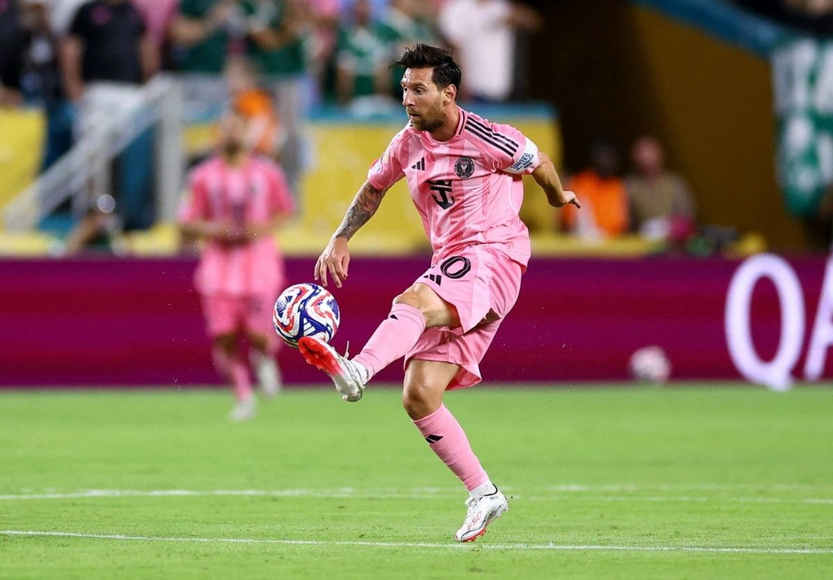[Subscription Customers Only] Jun 23, 2025; Miami Gardens, Florida, USA; Inter Miami CF forward Lionel Messi (10) controls the ball during the second half of a group stage match of the 2025 FIFA Club World Cup against SE Palmeiras at Hard Rock Stadium. Mandatory Credit: Hannah Mckay-Reuters via Imagn Images