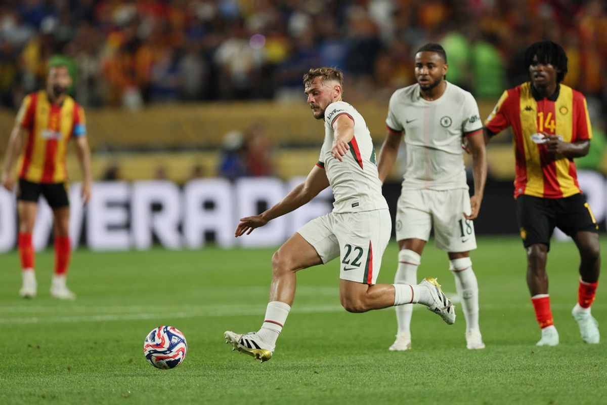 Jun 24, 2025; Philadelphia, Pennsylvania, USA; Chelsea FC midfielder Kiernan Dewsbury-Hall (22) chases after the ball against Esperance Sportive De Tunisie during a group stage match of the 2025 FIFA Club World Cup at Lincoln Financial Field. Mandatory Credit: Caean Couto-Imagn Images