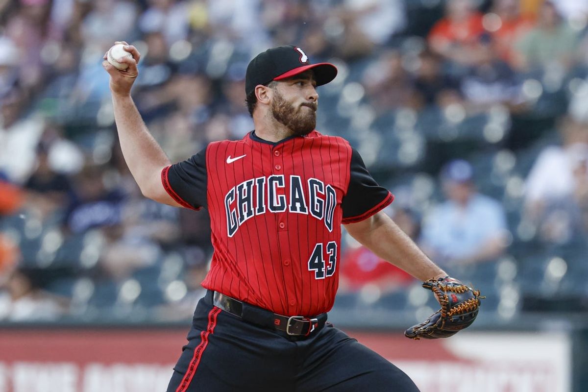 Jun 27, 2025; Chicago, Illinois, USA; Chicago White Sox starting pitcher Aaron Civale (43) delivers a pitch against the San Francisco Giants during the first inning at Rate Field. Mandatory Credit: Kamil Krzaczynski-Imagn Images