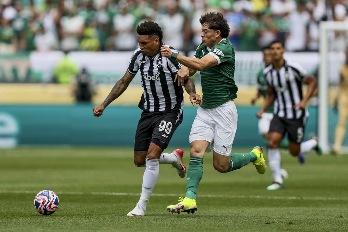 Jun 28, 2025; Philadelphia, Pennsylvania, USA; SE Palmeiras defender Agustin Giay (4) and Botafogo forward Jesus Igor (99) fight for the ball during the first half during a round of 16 match of the 2025 FIFA Club World Cup at Lincoln Financial Field. Mandatory Credit: Caean Couto-Imagn Images