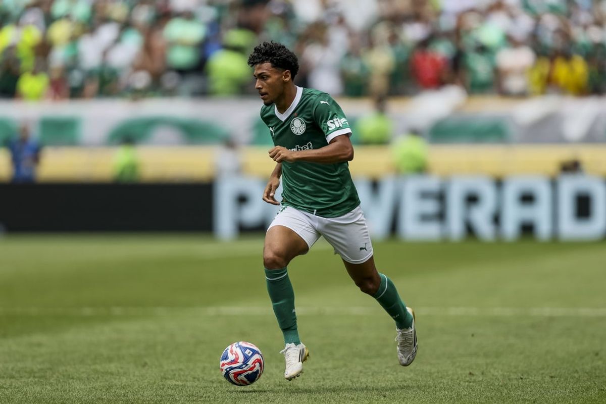 Jun 28, 2025; Philadelphia, Pennsylvania, USA; SE Palmeiras forward Luighi (31) dribbles the ball during the second half during a round of 16 match of the 2025 FIFA Club World Cup at Lincoln Financial Field. Mandatory Credit: Caean Couto-Imagn Images