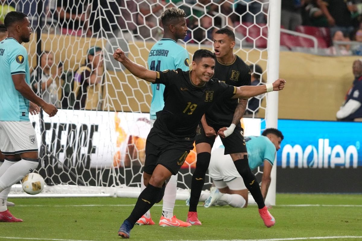 Jun 28, 2025; Glendale, Arizona, USA; Honduras midfielder Carlos Pineda (19) celebrates after a goal by forward Antony Lozano (9) in the second half against Panama during a quarterfinal match of the 2025 Gold Cup at State Farm Stadium. Mandatory Credit: Rick Scuteri-Imagn Images