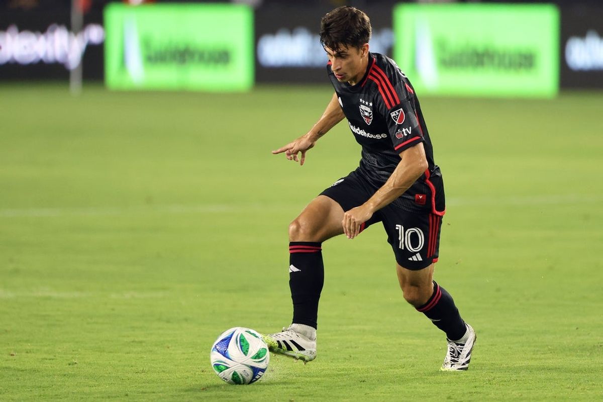 fJun 28, 2025; Washington, District of Columbia, USA; D.C. United midfielder Gabriel Pirani (10) controls the ball during the second half against the Nashville SC at Audi Field. Mandatory Credit: Daniel Kucin Jr.-Imagn Images