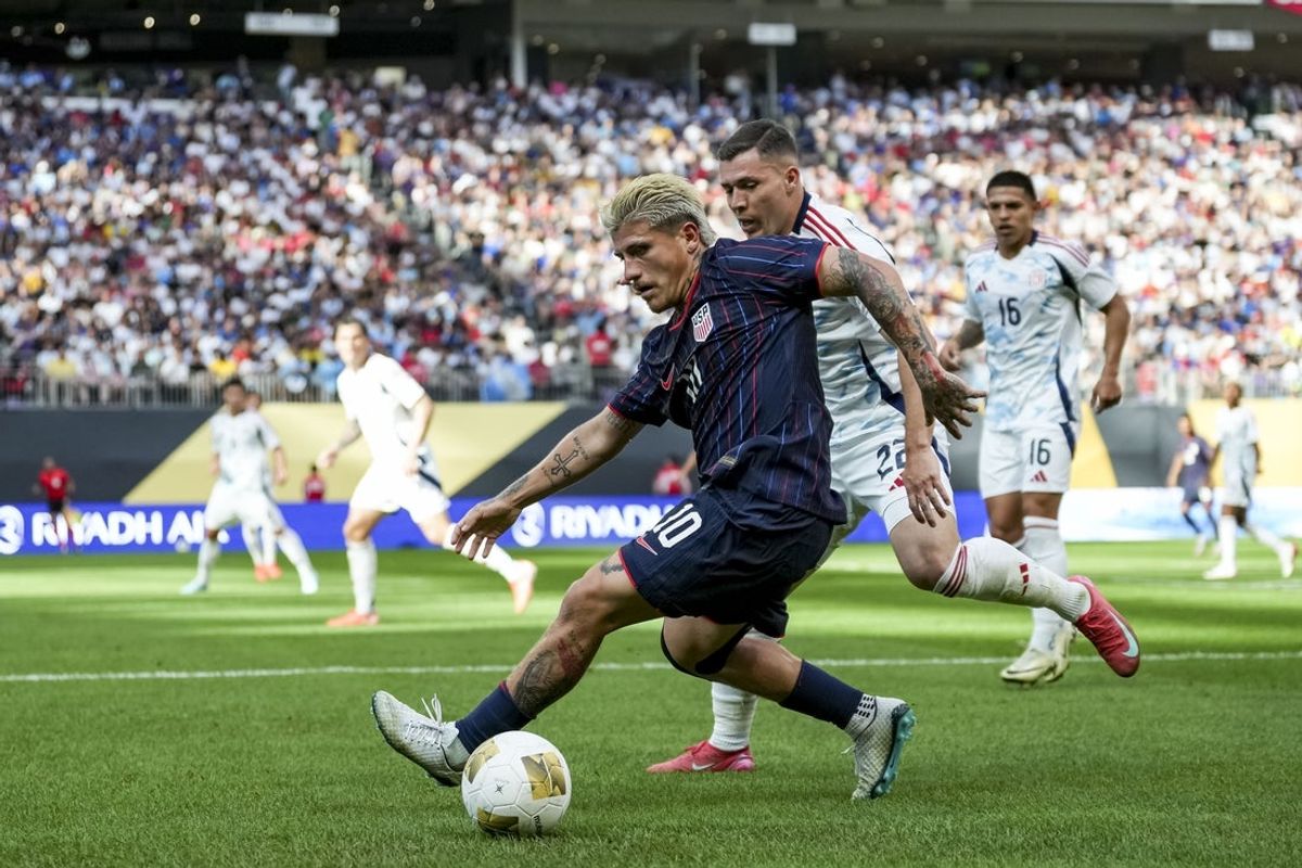 Jun 29, 2025; Minneapolis, Minnesota, USA; United States of America midfielder Diego Luna (10) and Costa Rica midfielder Carlos Mora (22) battle for the ball during the first half during a quarterfinal match of the 2025 Gold Cup at U.S. Bank Stadium. Mandatory Credit: Brace Hemmelgarn-Imagn Images