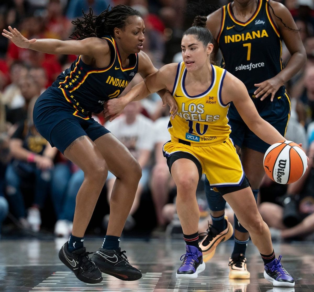 Indiana Fever guard Kelsey Mitchell (0) guards Los Angeles Sparks guard Kelsey Plum (10) during a game Saturday, July 5, 2025, at Gainbridge Fieldhouse in Indianapolis. The Fever fell 87-89 to the Stars.