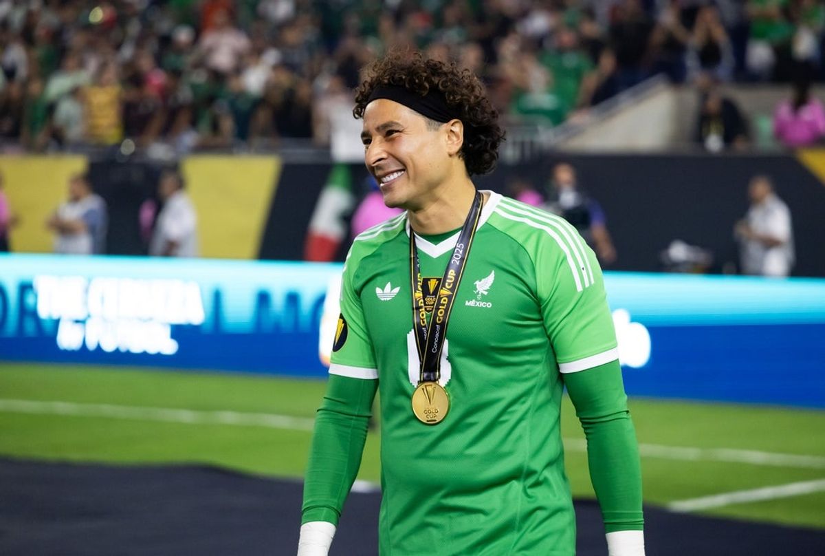 6 de julho de 2025; Houston, Texas, EUA; O goleiro mexicano Guillermo Ochoa (13) contra os Estados Unidos durante a final da Copa Ouro de 2025 no NRG Stadium. Crédito obrigatório: Mark J. Rebilas-Imagn Images